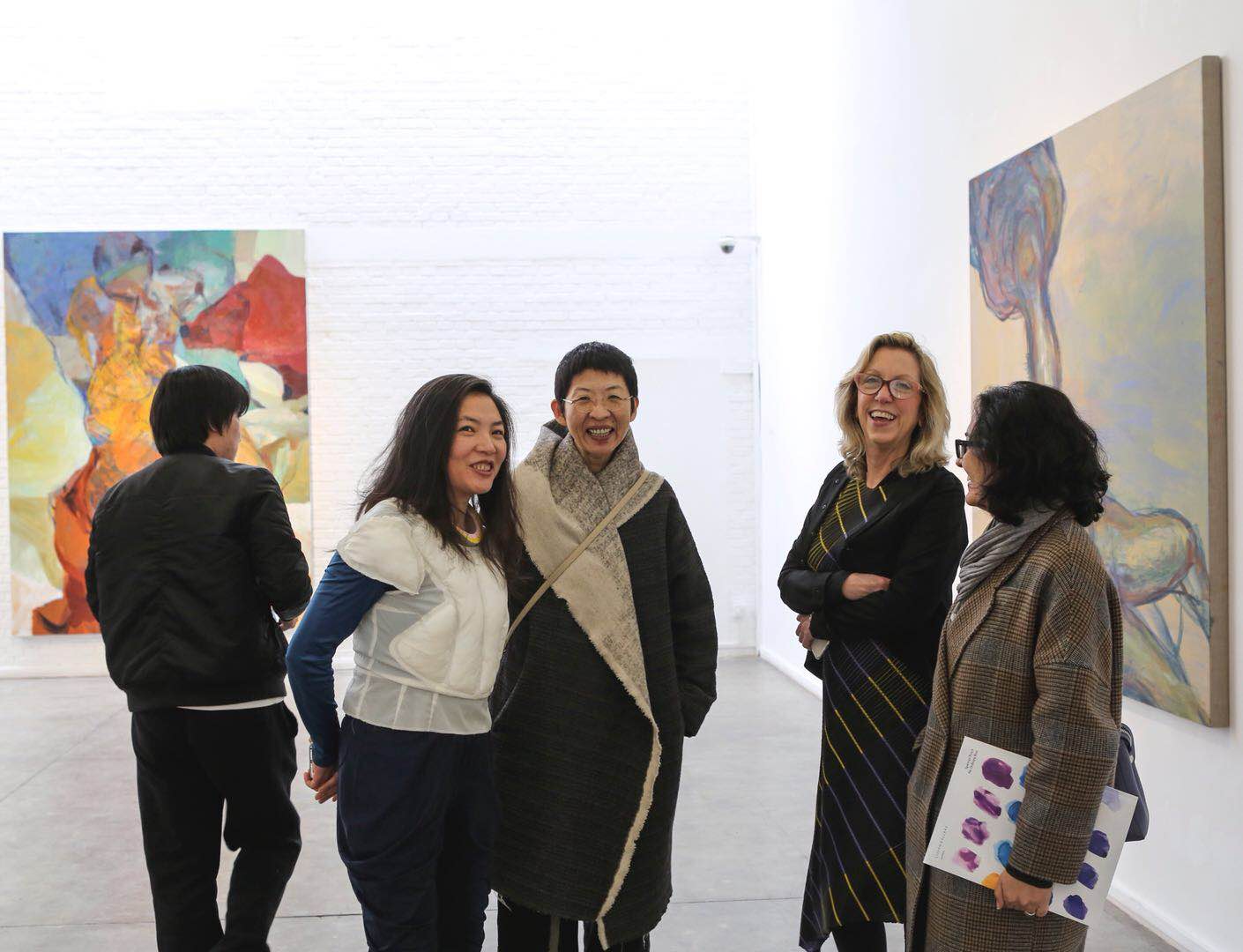 马芝安女士与北京艺门画廊观众交流。Ms. Meg Maggio (the second from the right) talked with visitors at Pékin Fine Arts.jpg