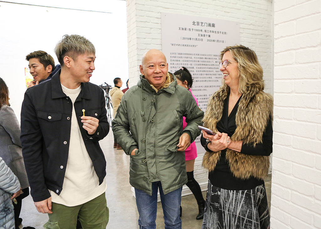 马芝安女士在北京艺门画廊与艺术家交流。Ms. Meg Maggio talked with artists at Pékin Fine Arts.jpg