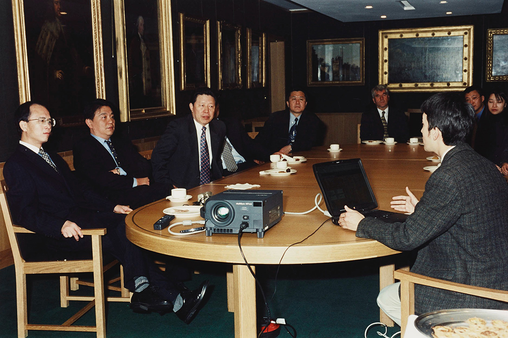 2 Colin Chinnery (IDP) making a presentation on IDP to the Chinese Minister of Culture, Sun Jiazheng, and his delegation, The British Library, 17 October 2000 ©️British Library.jpg