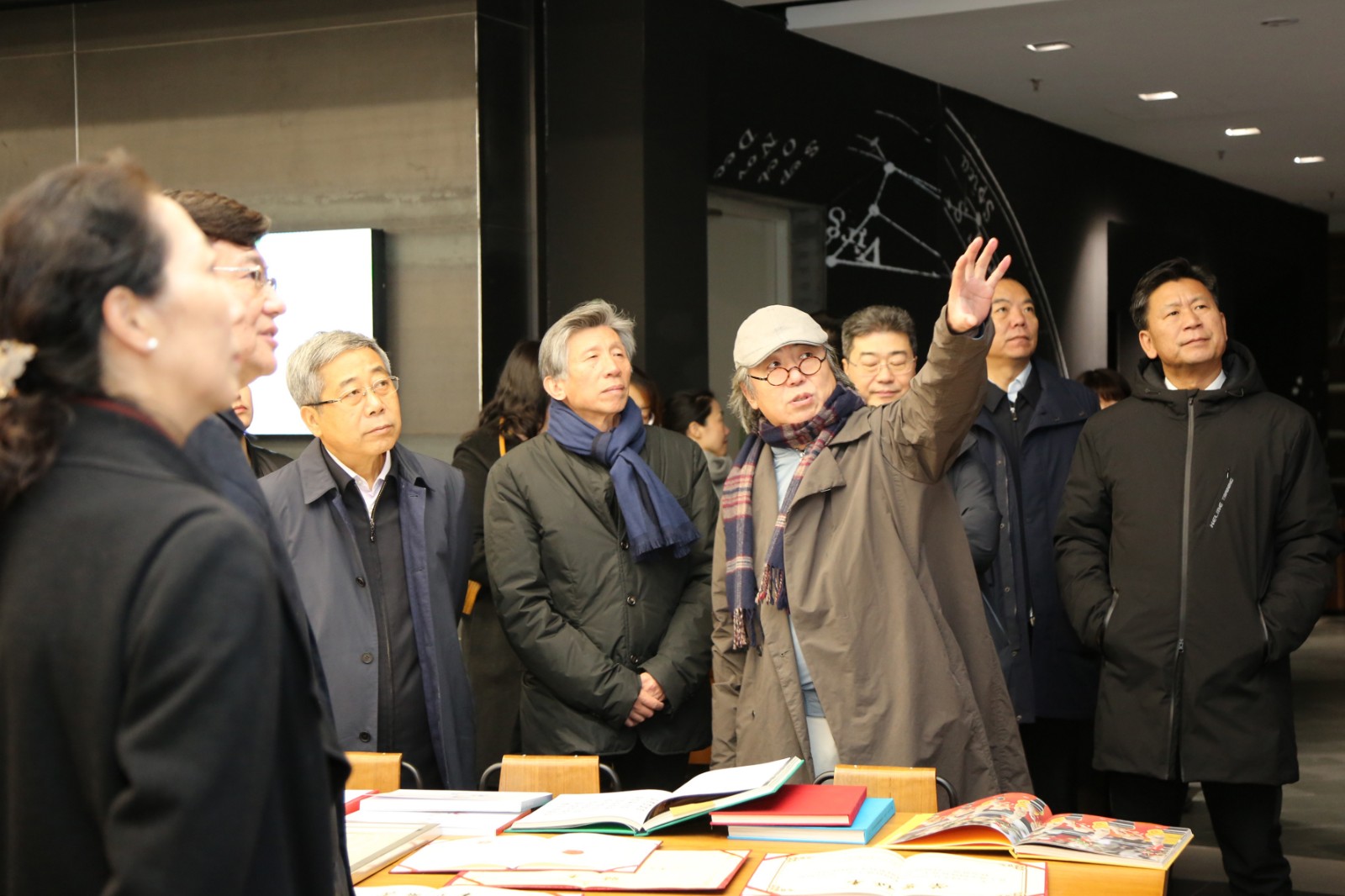 02 The leaders from the Ministry of Education and the leaders of art schools inspected the offline teaching environment in the School of Design..jpg