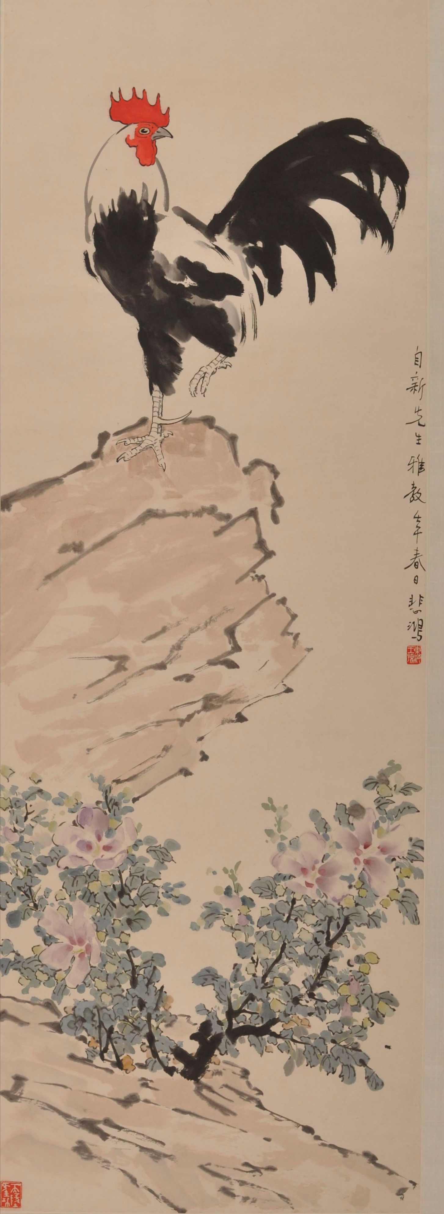 图16、徐悲鸿 《雄鸡木槿》 纸本设色 140×49cm 1942年 ©徐悲鸿纪念馆藏 .jpg