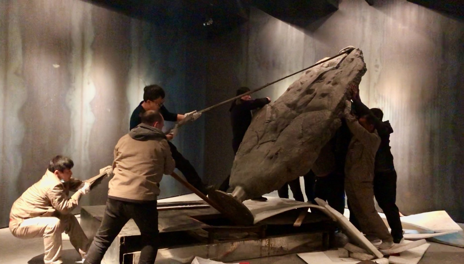 工人运输现场，作品约重400kg2.jpg