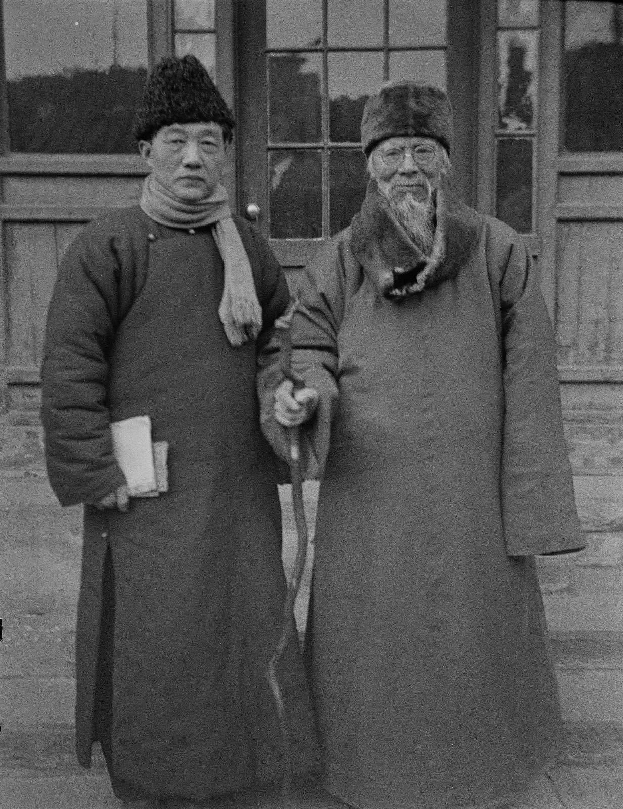 28 In the winter of 1946, Xu Beihong and Qi Baishi took a photo on the 14th Yangyi Hutong for the Peking Art Writers Association (Photo by Song Buyun).jpg