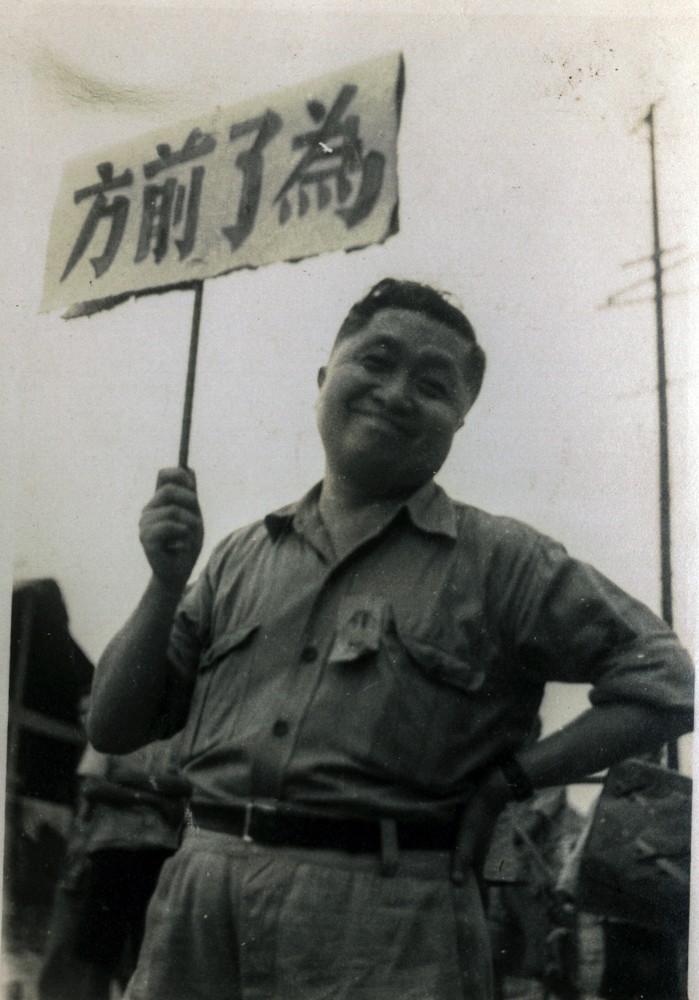 图3、抗日时期的张光宇，约1938年在香港.jpg