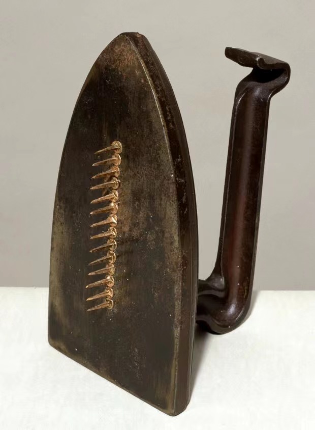 图7 曼·雷，《礼物》（Man Ray,Cadeau），1972年（复制品，原作1921年）,现藏于泰特美术馆.jpg