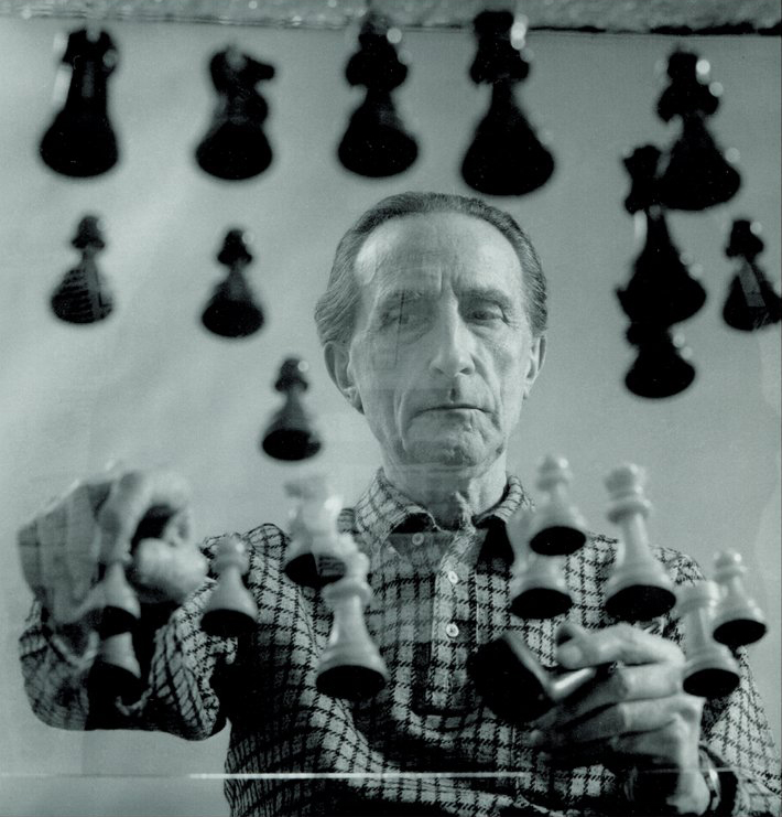 图14《马塞尔·杜尚在玻璃上下棋》 罗森伯格摄  （Marcel Duchamp plays chess on a sheet of Glass, Arnold Rosenberg,1958).JPG