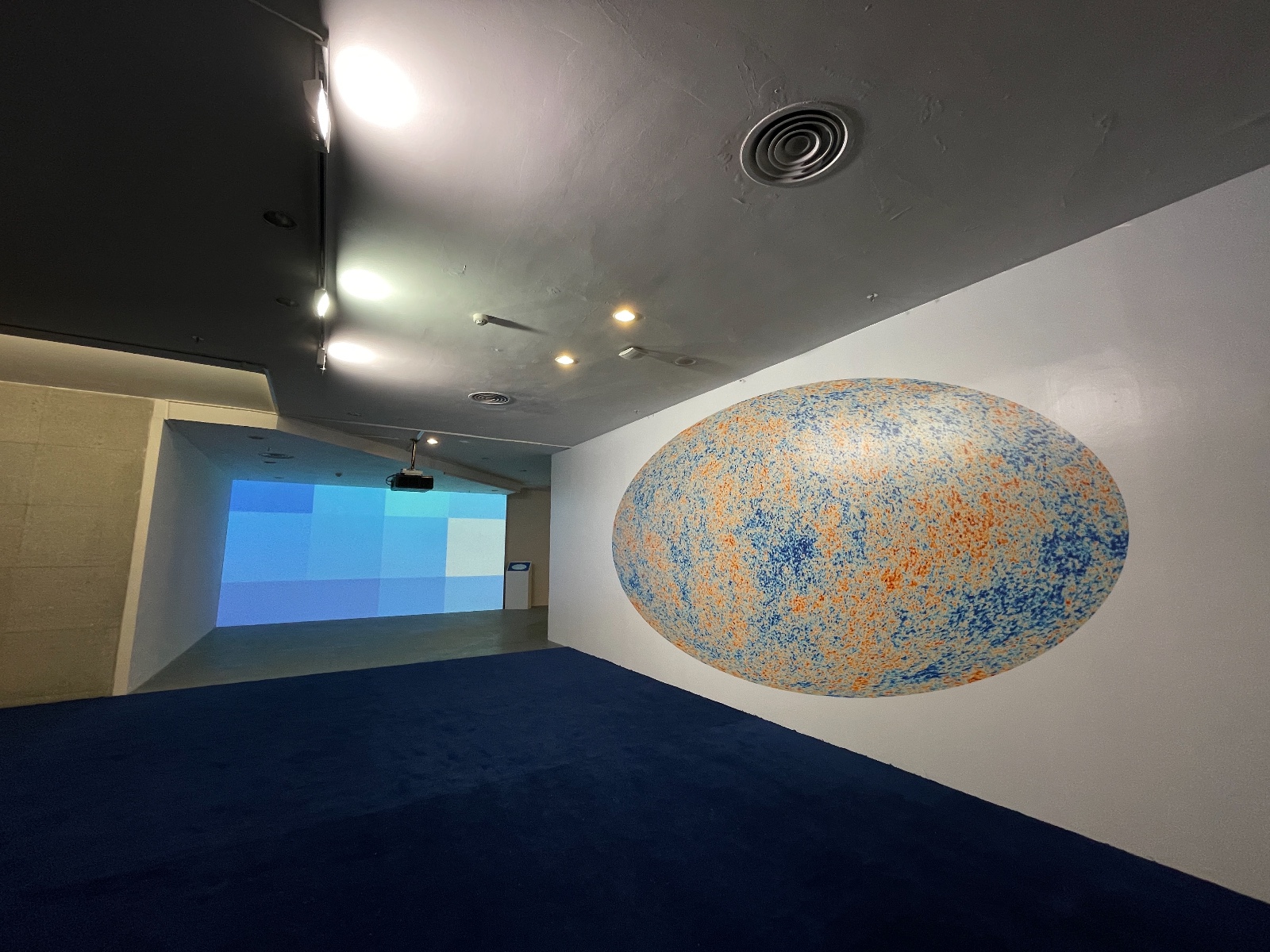 31 “普朗克卫星捕捉到的宇宙微波背景图像”三层展厅出入口展出.JPG