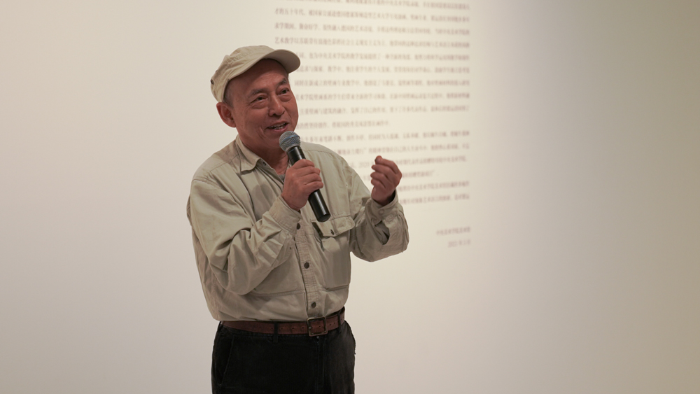 06 Professor Sun Jinbo who is former Dean of the Department of Mural Painting delivered a speech at the opening ceremony.jpg