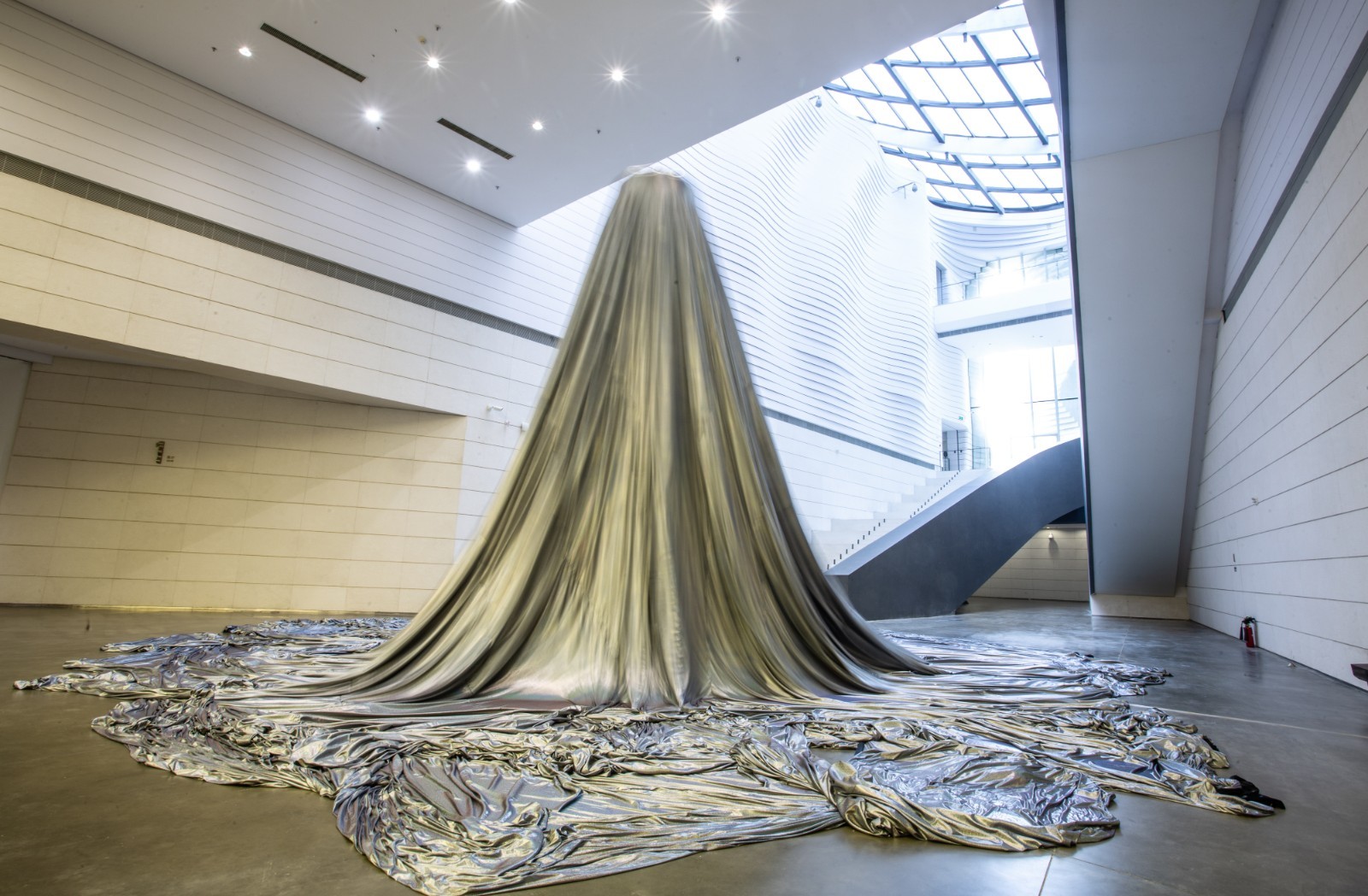 04 “Mount Fuji”, Cao Yu, dynamic installation, cloth, 600cm, 2021.jpg