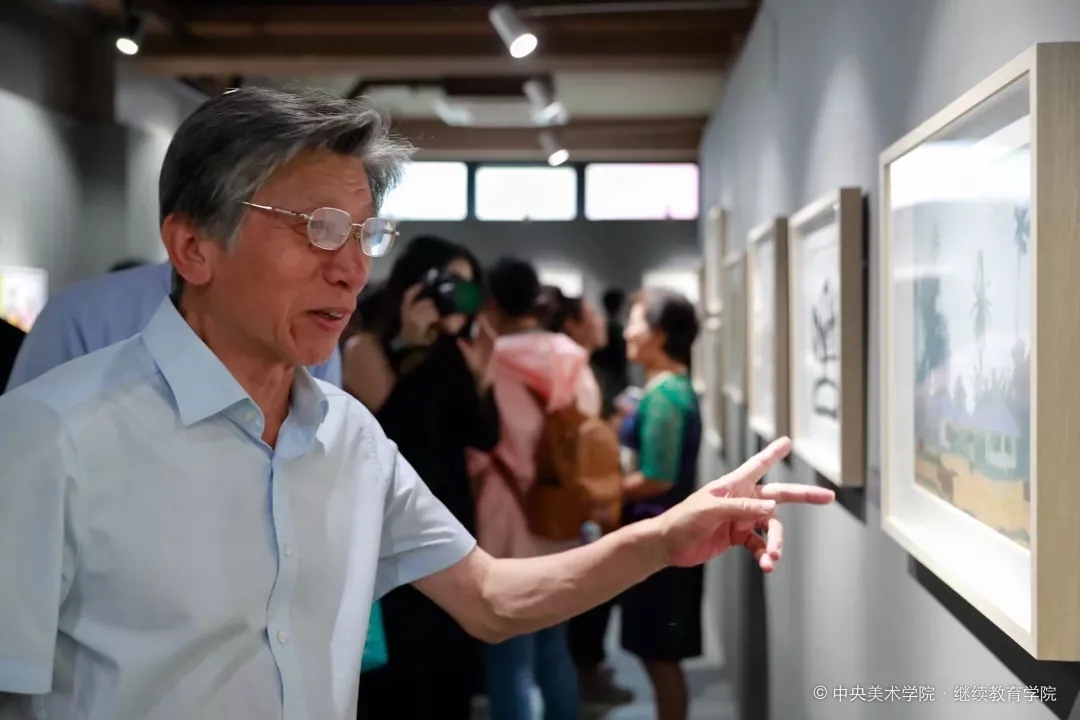 首届《央美·鲁信全国儿童绘画作品大赛优秀作品展》现场，中央美术学院院长范迪安点评小朋友的作品.jpg