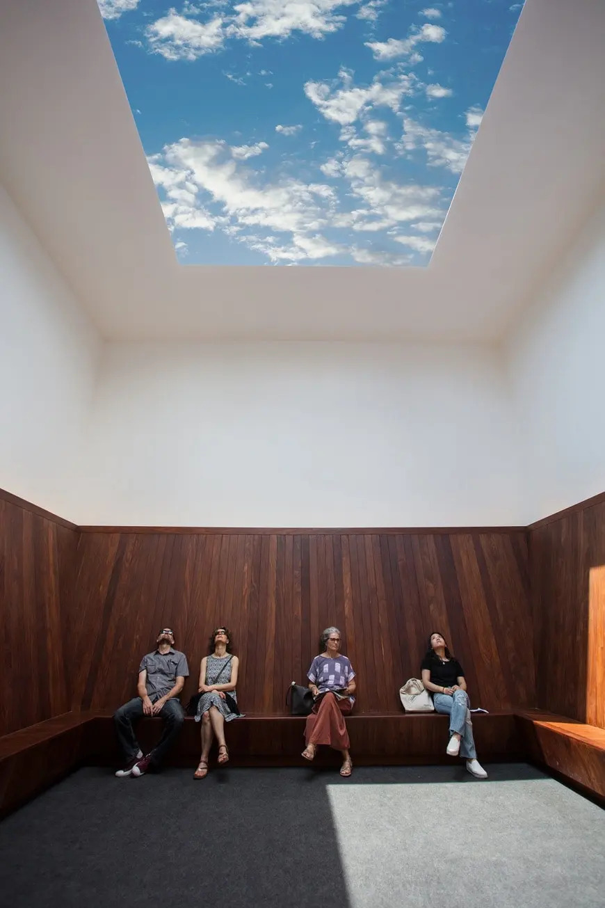 图10（左）：詹姆斯·特瑞尔（James Turrell），《会面》（Meeting），位于PS1的特定场域装置作品，原始作品于1980-86年创作，图为2016年迭代版本。图片来源：MoMA PS1。.png