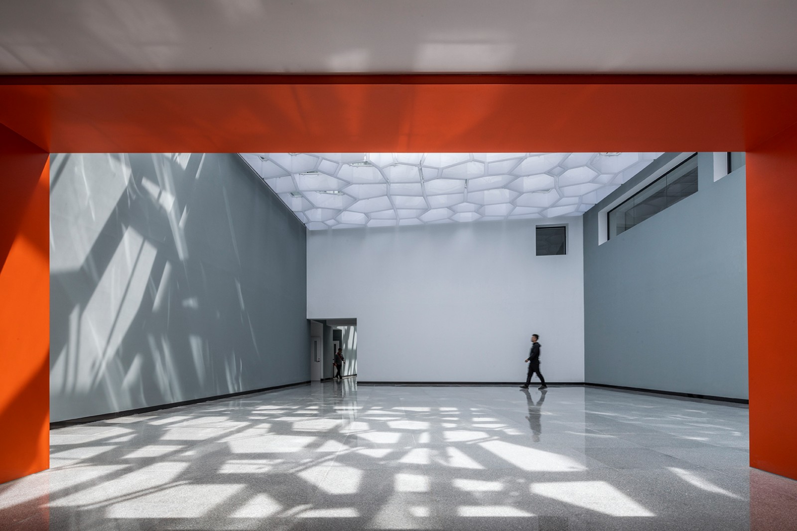 09从入口走廊看前厅  Front hall viewed from the entrance corridor.jpg