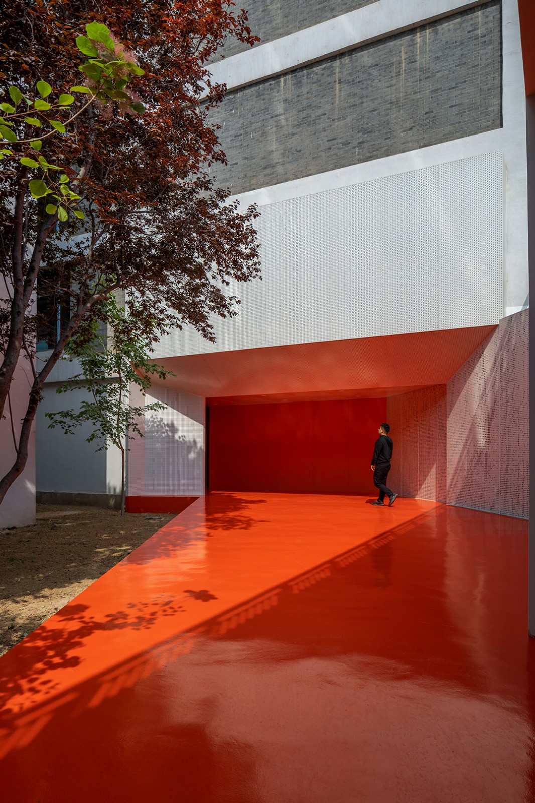 03橙色地面向外伸出，形成欢迎的姿态  The orange ground stretches out to form a welcoming gesture.jpg