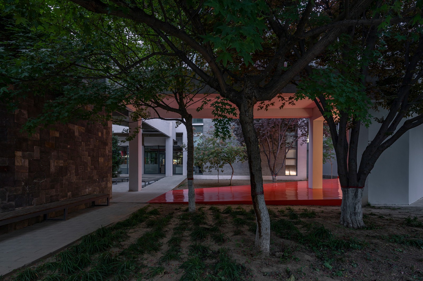 07橙色地面提示了图书馆入口位置  The orange ground indicates the location of the library entrance.jpg