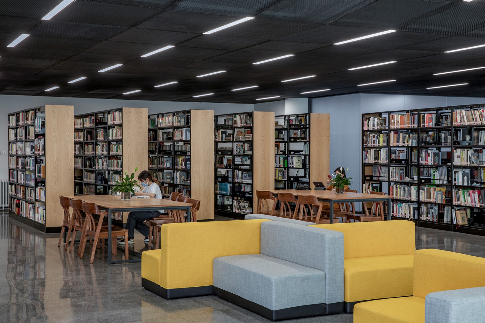 29阅览室屋顶采用深灰色金属网吊顶  The reading room adopts dark gray metal mesh ceiling on the roof.jpg