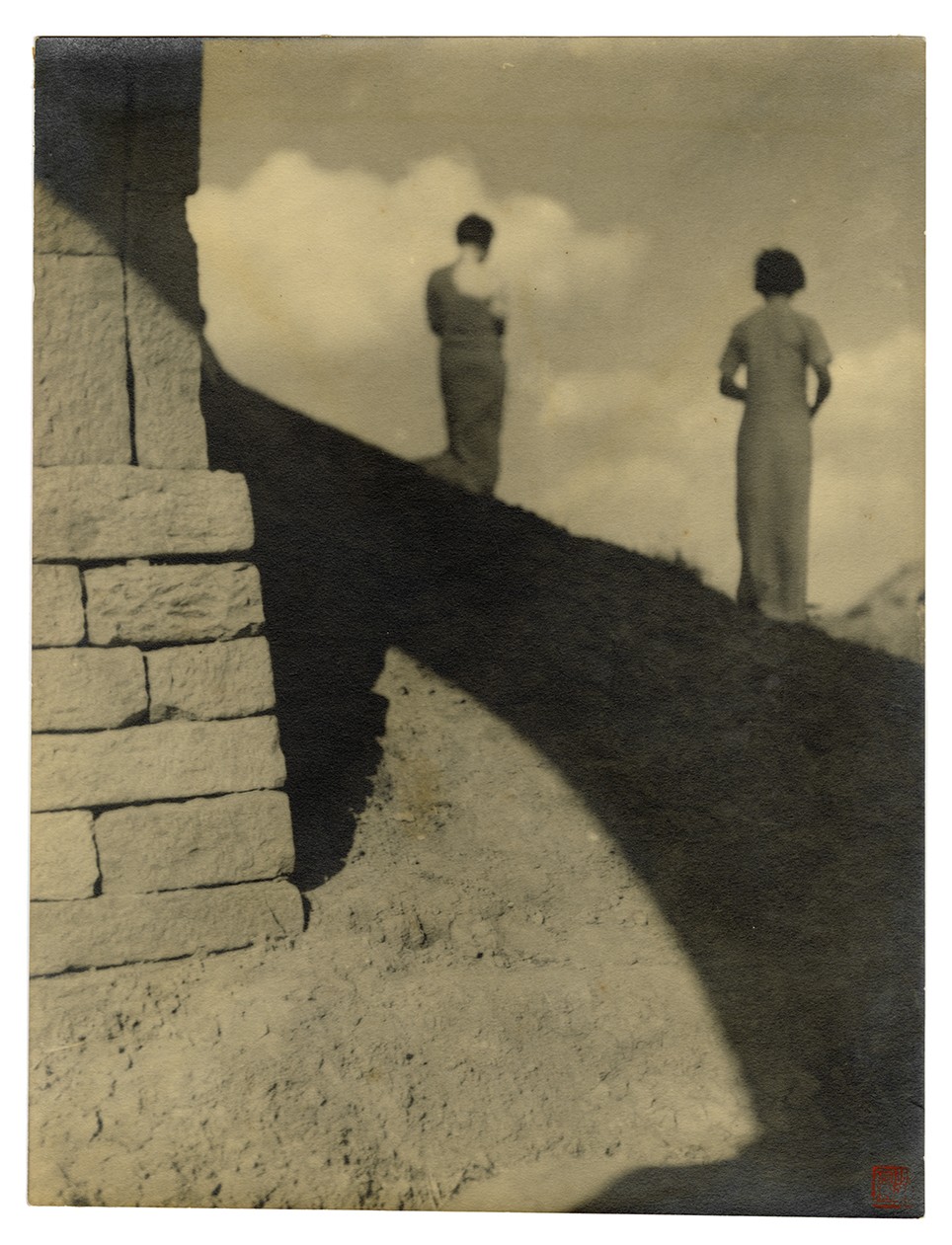 Liu Xucang, “The Shadow of Beauty”, 1930s, Gelatin Silver Print, 29.5x22.5cm © Taikang Collection.jpg