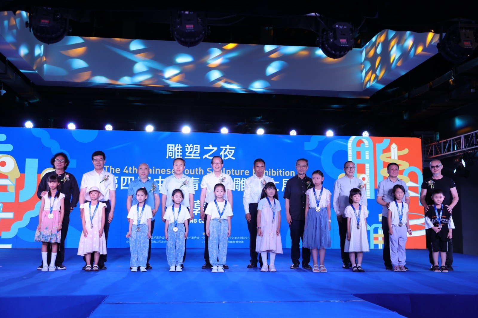 07 Leaders of Datong Municipal Government gave awards to the young competitors..jpg