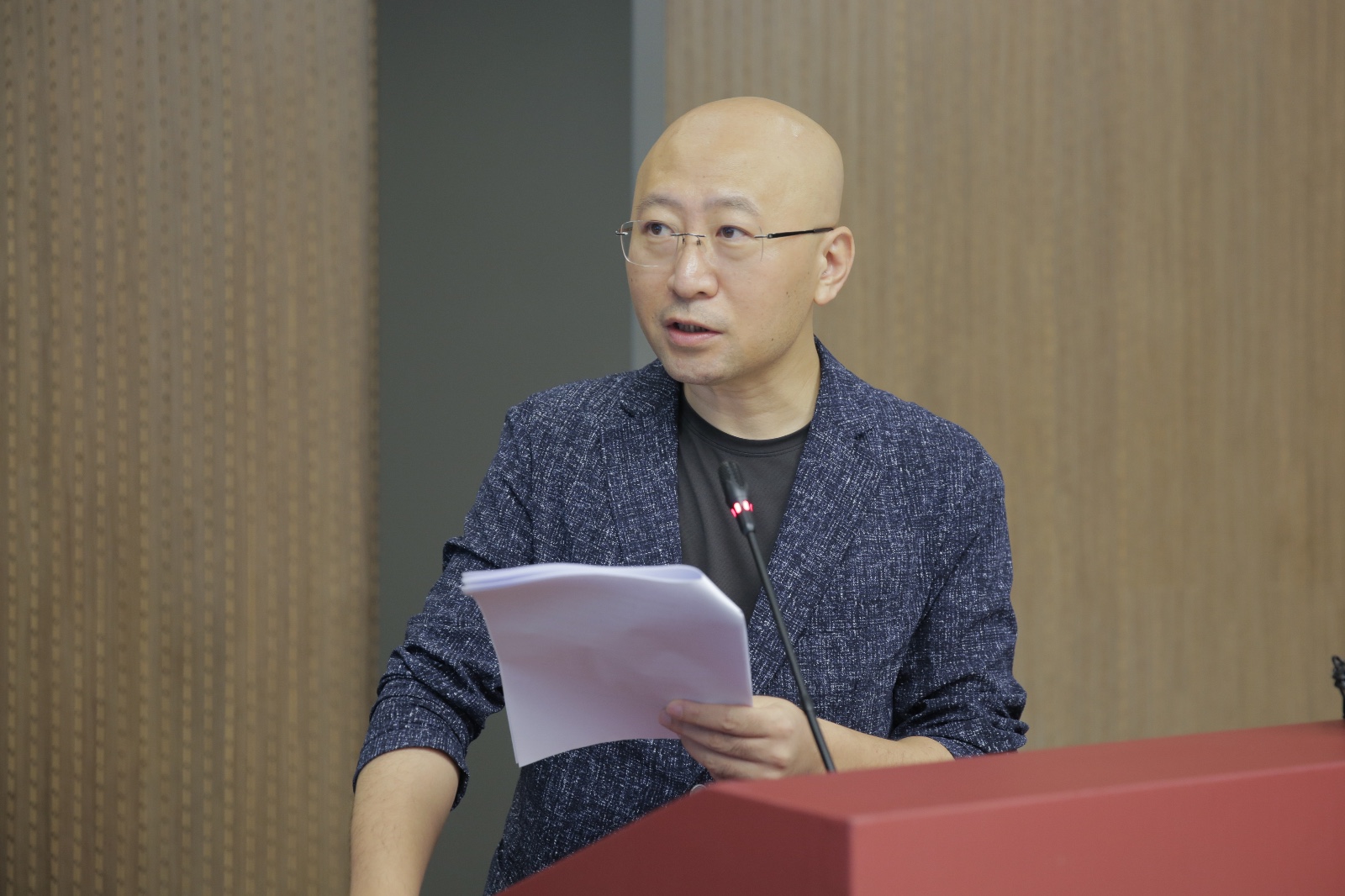 21.中央美术学院继续教育学院冯海涛院长主持并致辞jpg.jpg