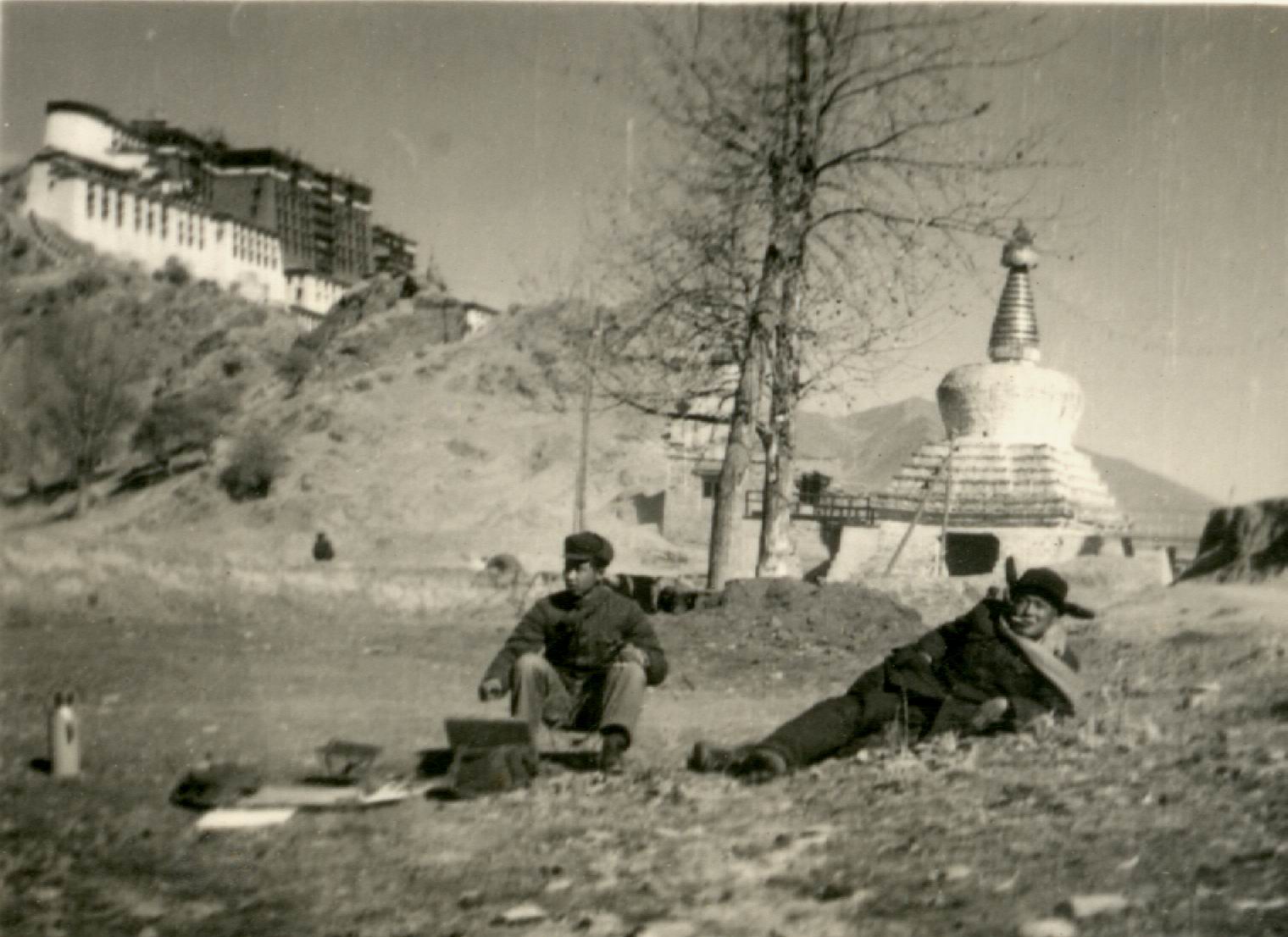 1956年马常利在布达拉宫前写生.jpg