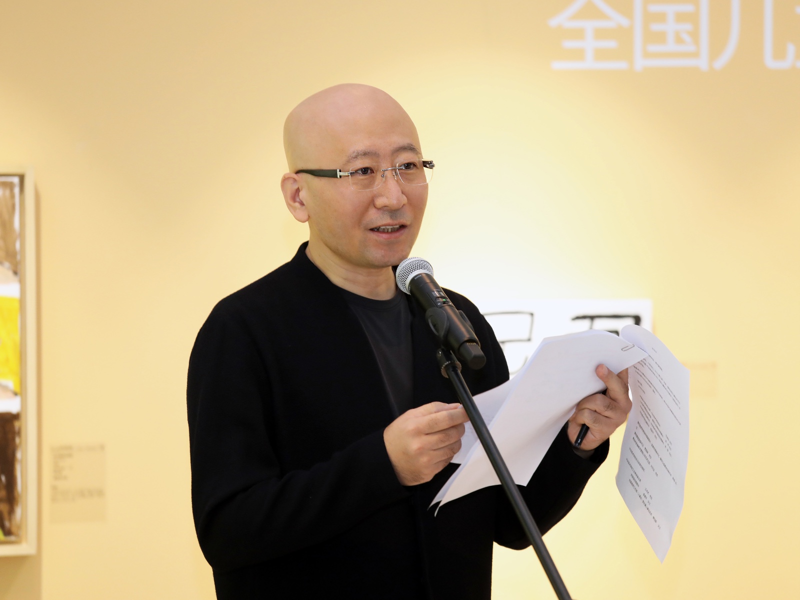 6.中央美术学院继续教育学院院长冯海涛主持展览开幕式.jpg