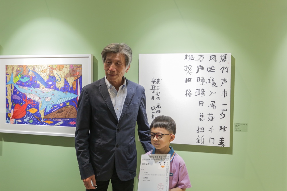 8.中央美术学院院长范迪安先生和获奖小朋友在展览开幕现场.jpg