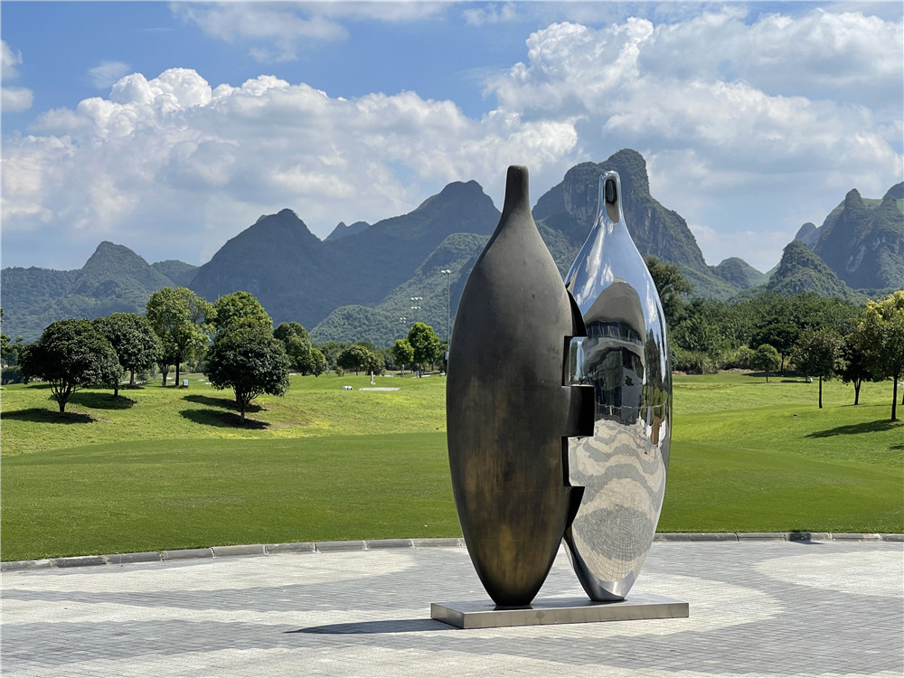 1-1傅中望，《瓶合 5 #》， 不锈钢、铜 ，198.76 cm × 62.6 cm × 350 cm ( H ) ，2019，.jpg