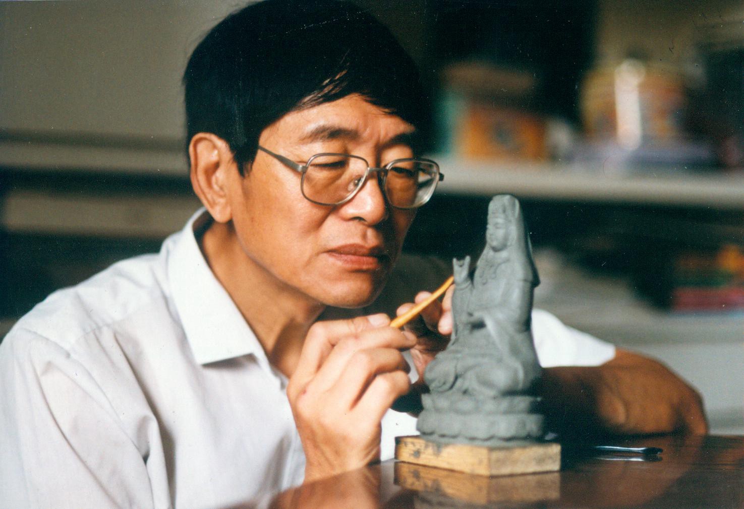 01 Situ Zhaoguang was working on his sculpture of Guanyin.jpg