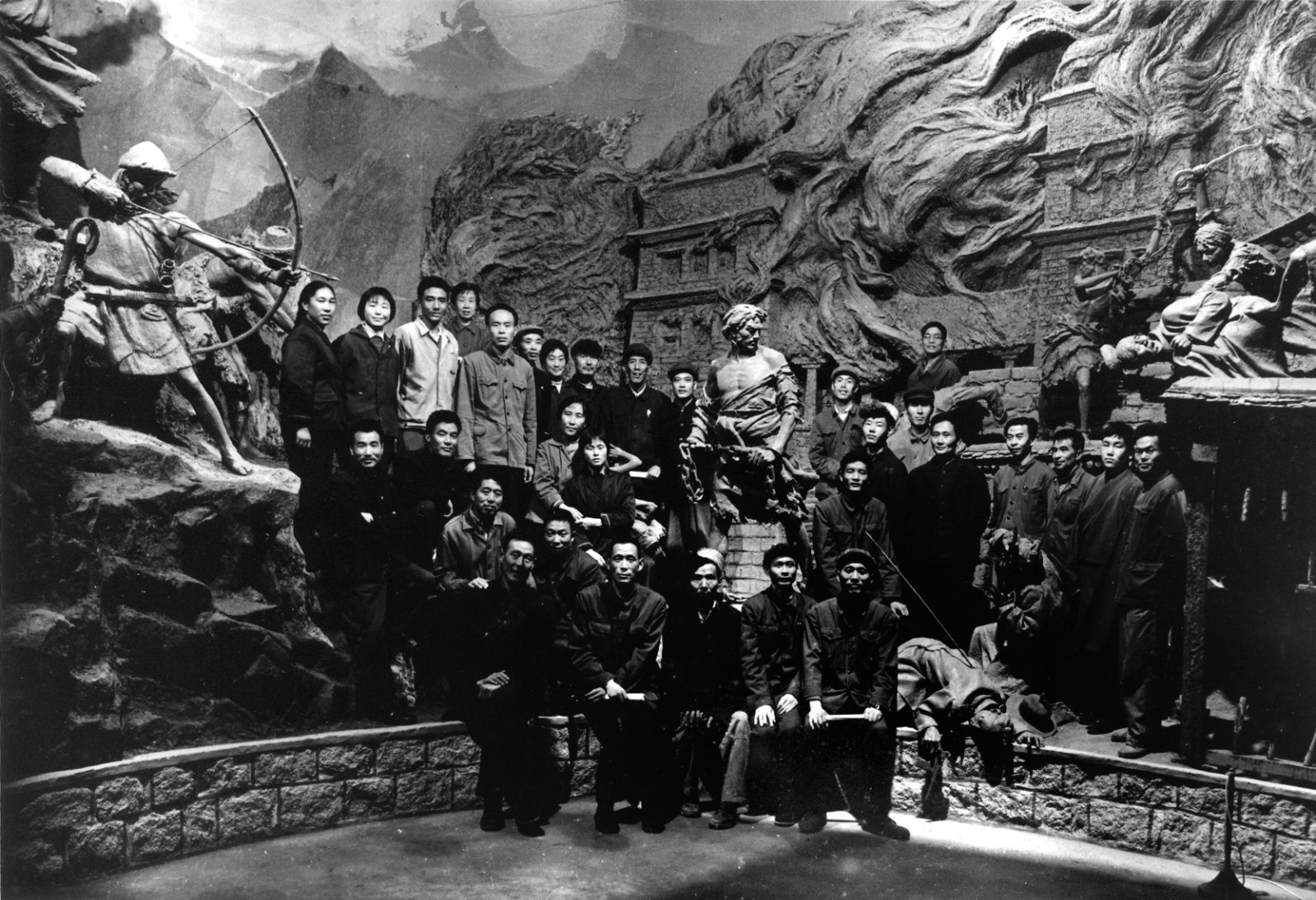 06 Group photo taken in 1976 shows sculptors。.jpg