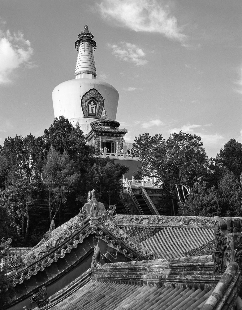 北海公园琼华岛山巅永安寺白塔（魏文摄）.jpg