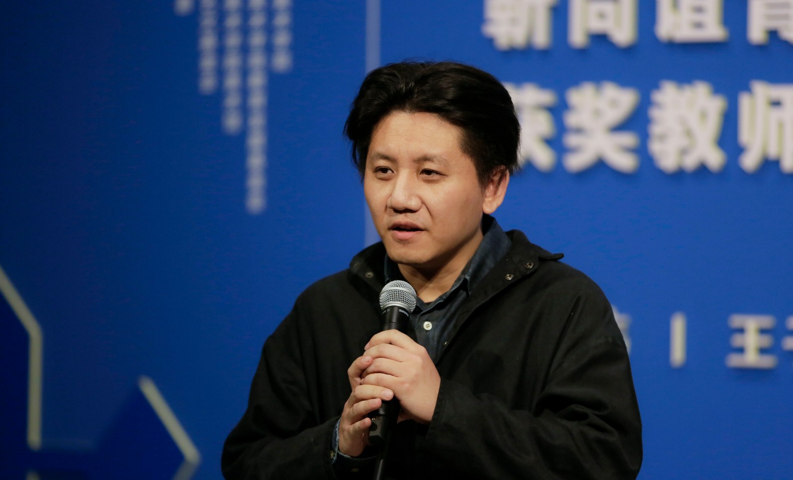 12 Wang Zigeng, Associate Professor of the School of Architecture and award-winning artist, delivered a speech.jpg