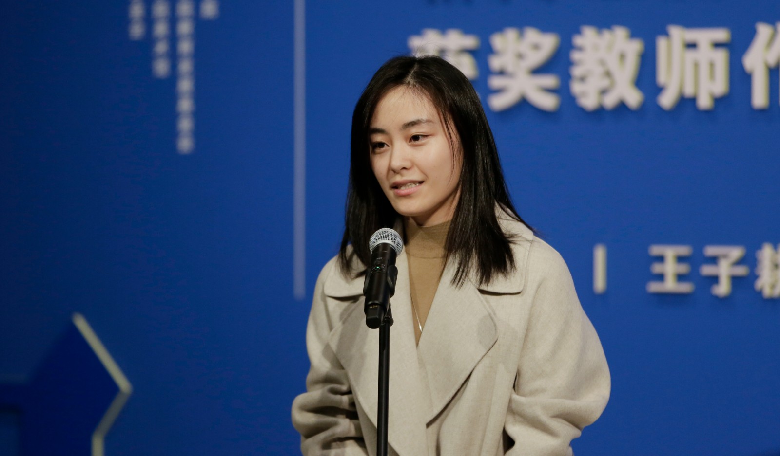 13 Shi Yunyuan, a teacher of the School of Design and award-winning artist, gave a speech..jpg