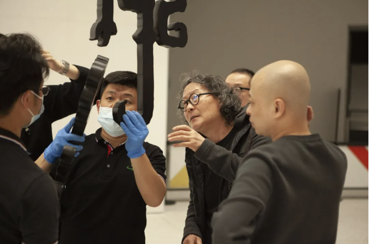 28 Work Shot of Xu Bing for “Xu Bing Found in Translation” at Museum of Art Pudong in 2021.png