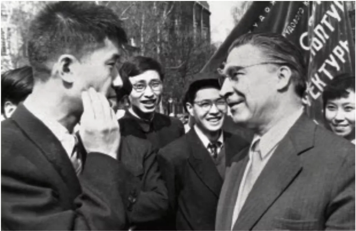 20 1956 年 与时任列宾美院院长奥列施尼柯夫交谈.png