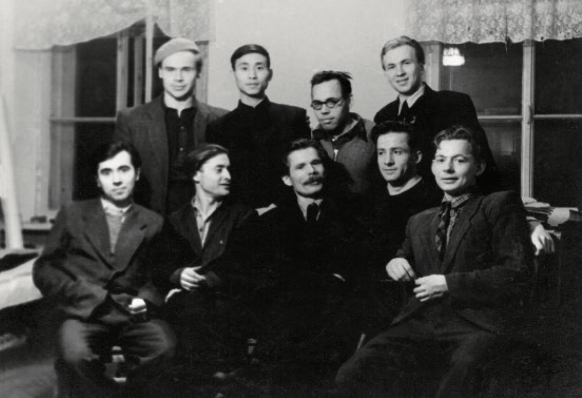 18 In 1958, Shao Dazhen took a group photo with his classmates who lived in the same room in the Soviet Union (Collection of Shao Dazhen).png