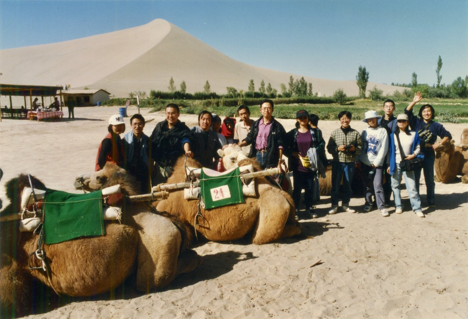 44 1997年武艺与学生在敦煌鸣沙山.jpg