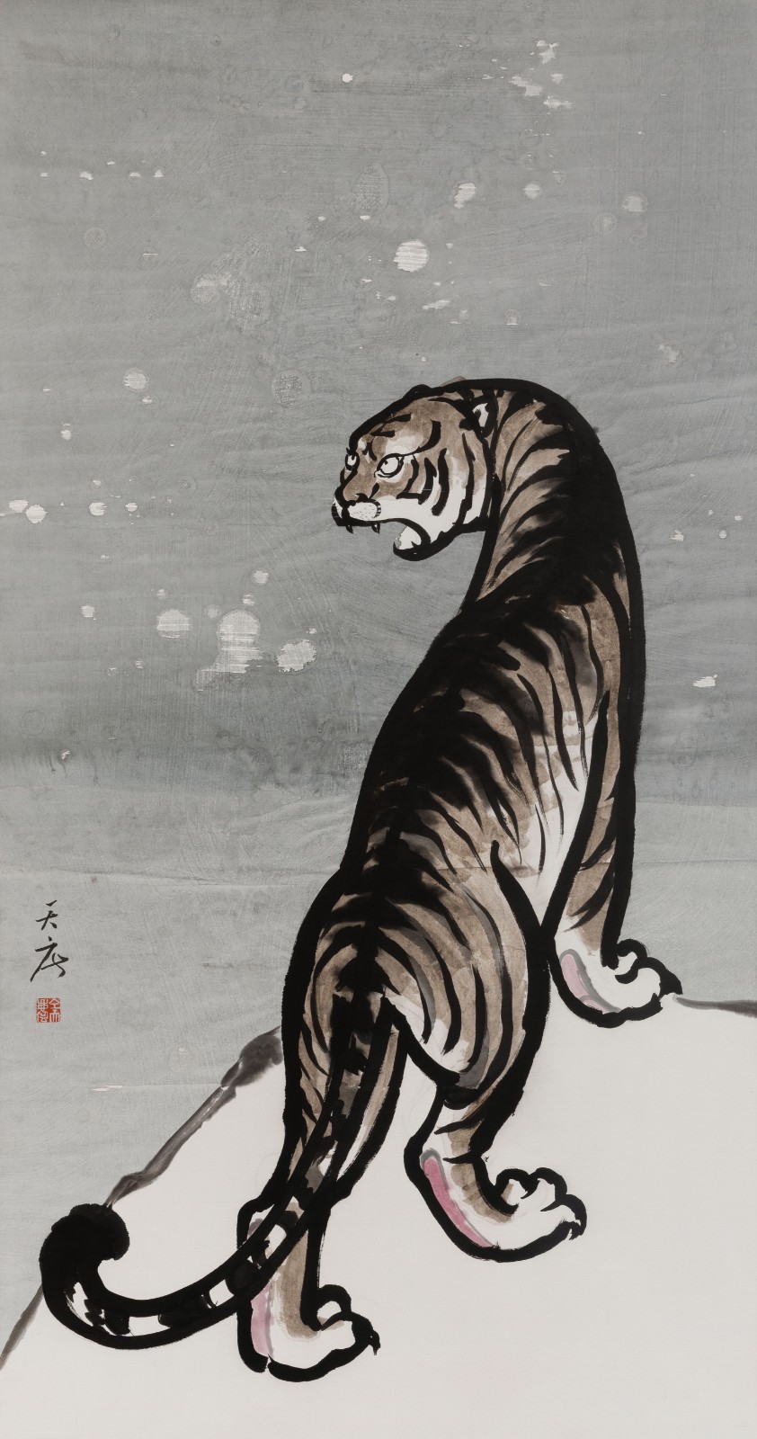 仝天庆 Tong Tianqing_雪虎迎春 Snowy Tiger Welcomes Spring_纸本水墨设色 Ink and color on paper_182x98cm_2022.JPG