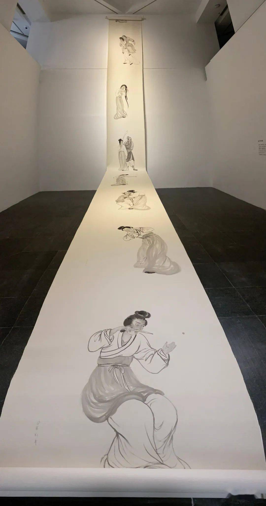 图14 彭薇，《故事新编》，2019，5000×160cm，水墨、纸本.jpeg