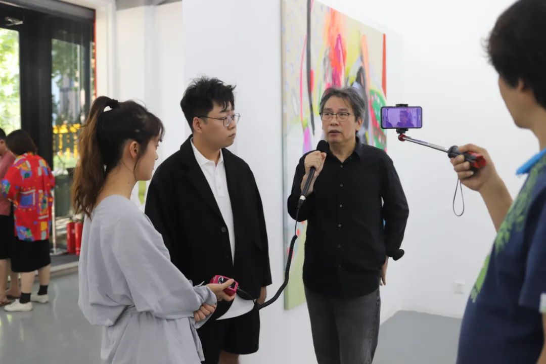 王端廷导师在“自由绘画”展览季现场与艺术家成员交流2021.jpg