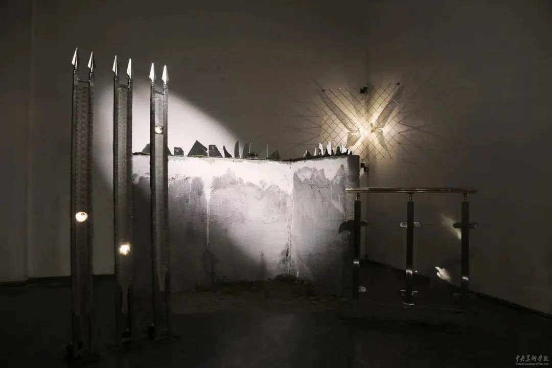 19 Chen Xu, “Fake Sleep”, Dimension variable, multi-channel video, film, snake slough, fence, glass, cement, broken mirror, hydrothermal installation, etc..jpg