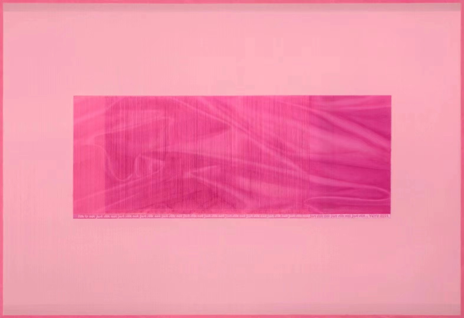 09《Not just silk-2》，118×80×6 cm，绢本手绘、手工抽丝、彩色镜面，2021年.jpeg