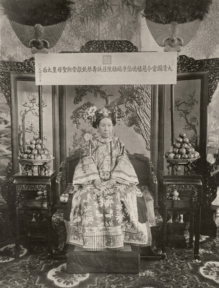 1.裕勋龄《慈禧太后像》约1903年，明胶银盐印相，23 x 18厘米，洛文希尔收藏.jpg