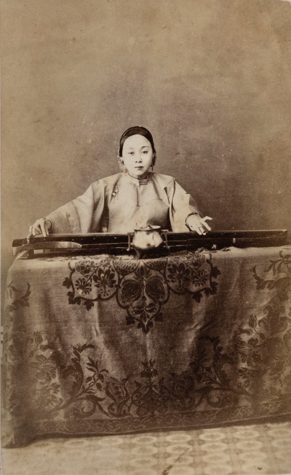 4.雅真影相《女子抚琴像》1870年代，蛋白印相，11.5 x 6.5厘米，洛文希尔收藏.jpg