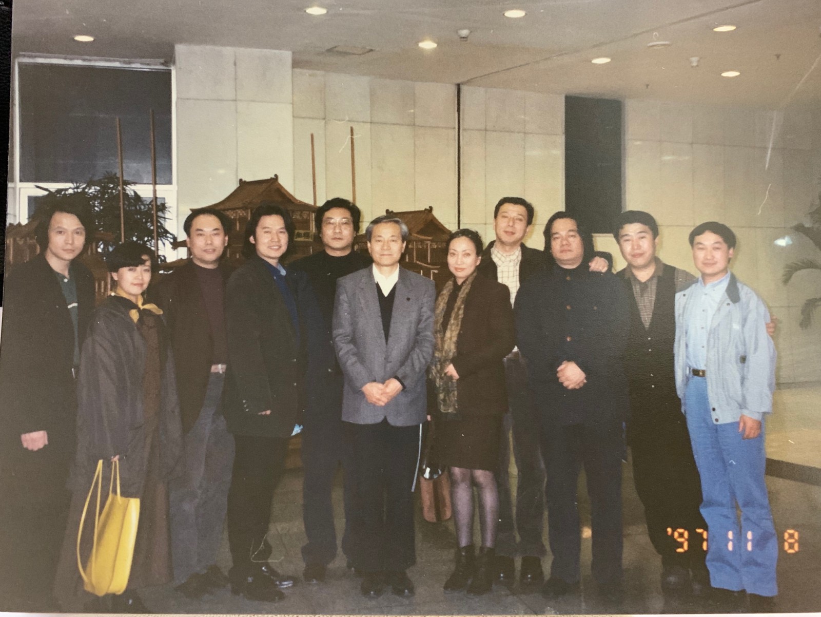 9、1997年中国服装设计师协会成立时装艺术委员会，第一届委员由十位获得过十佳服装设计师称号的同行组成，中间为时任纺织部部长杜钰洲先生.jpg