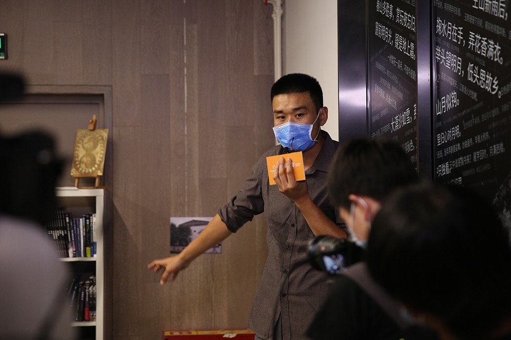 Wang Yi, a teacher from the School of Experimental Art, Central Academy of Fine Arts, guided the tour of the exhibition.jpg