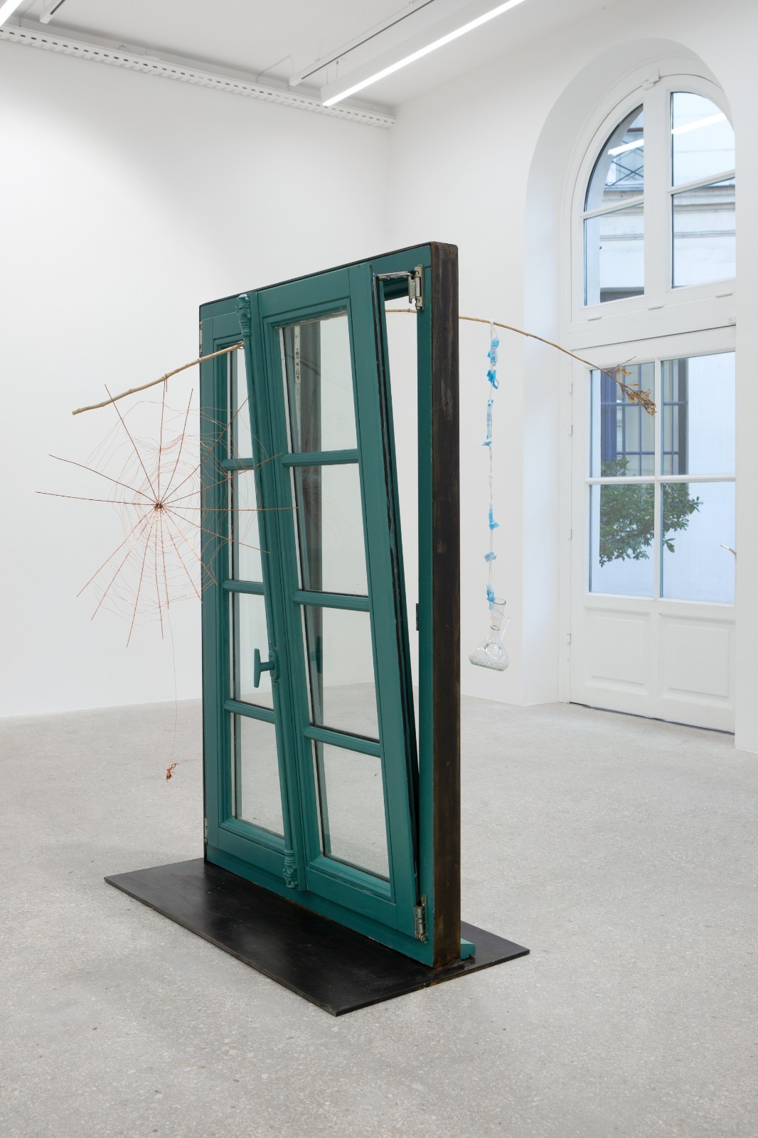 Pêcher l'air de Paris 2020, Wooden window, bamboo strip, copper wire, glass, glass bottle, steel plate; Courtesy of the artist and kamel mennour, Paris ©Shen Yuan, ADAGP, Paris, 2022.jpg