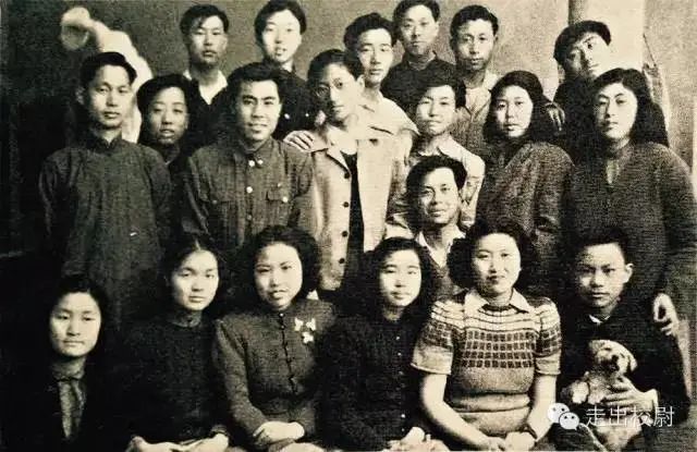 1946年，北平国立艺专同学合影，后排左起第三人为侯一民.jpg