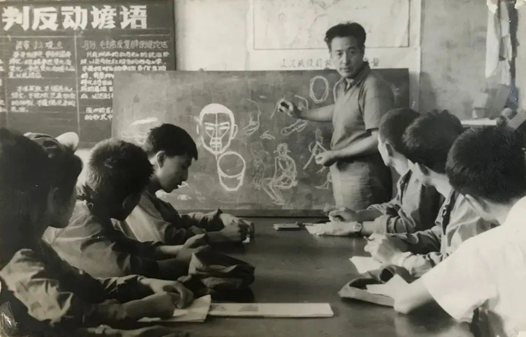 1973年，在首钢辅导工人学画.jpg