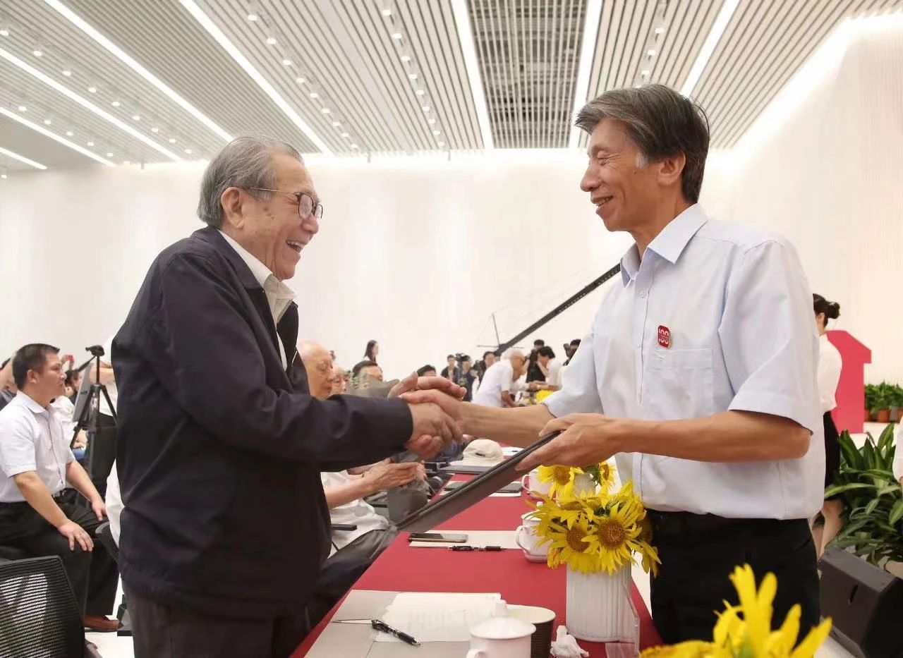 12.2018年9月7日，教师节大会，范迪安院长为钟涵先生颁发“中央美术学院杰出教授”奖 .jpg