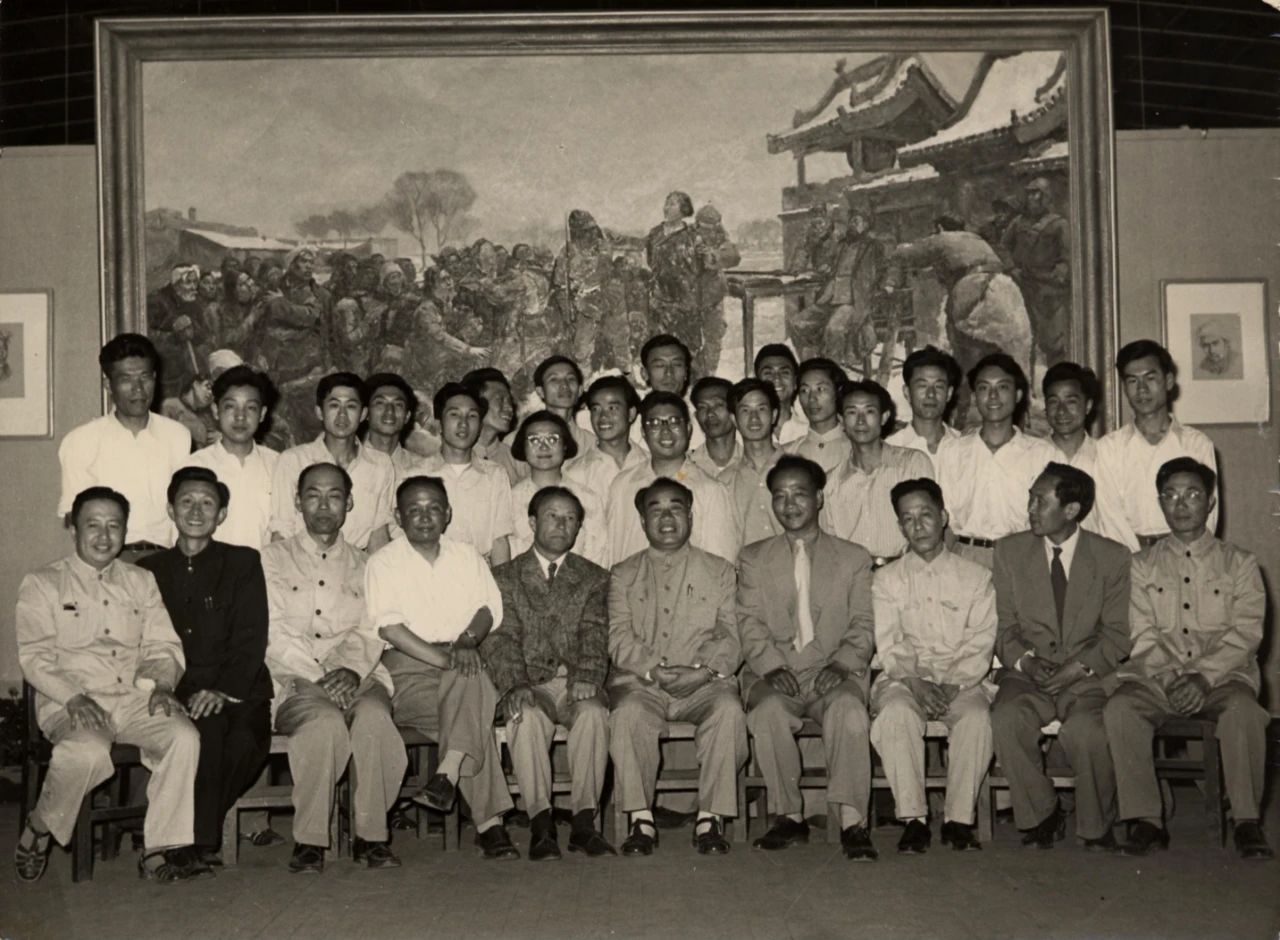 13.1957年，朱德同志参观油画训练班毕业展览后与美院领导及师生合影（后排中间立者为詹建俊）.jpg