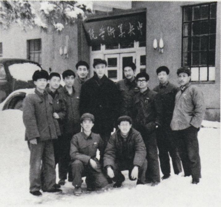 15.1979年，与学生在一起（中间穿深色衣者为詹建俊）.jpg